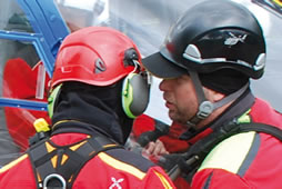 Rode veiligheidshelm. Helm met oorkappen en ondermuts