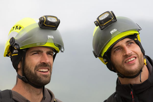 twee mannen met veiligheidshelm