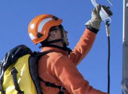 Rode veiligheidshelm. Oranje veiligheidshelm zonder klep