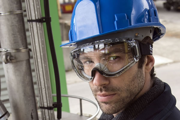 man met veiligheidsbril en helm