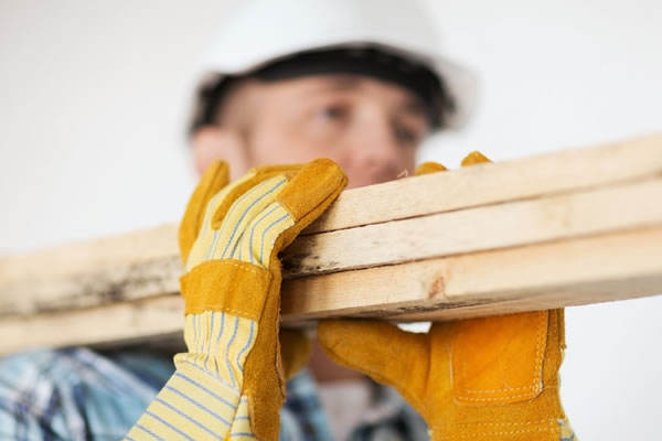 man met werkhandschoenen