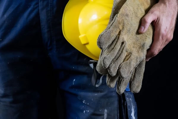 man met werkhandschoenen