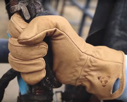 Man met werkhandschoenen Man met werkhandschoenen